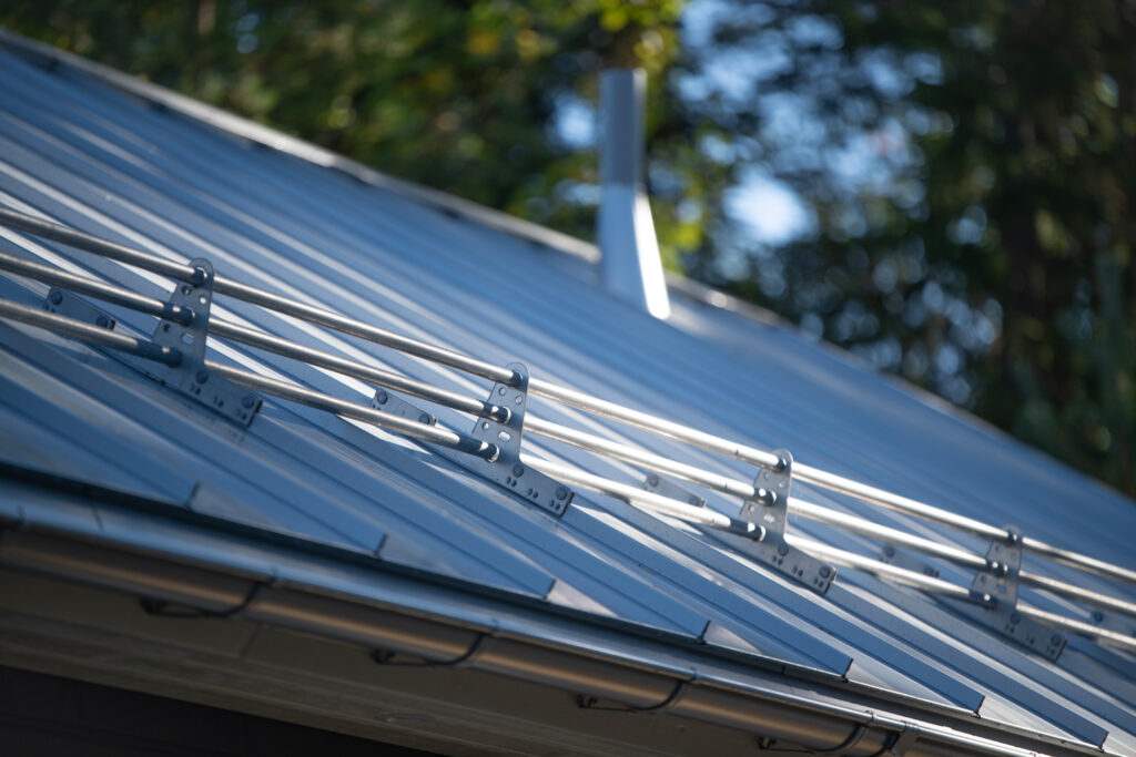 Plåttak med snörasskydd i Boviken Aluzink