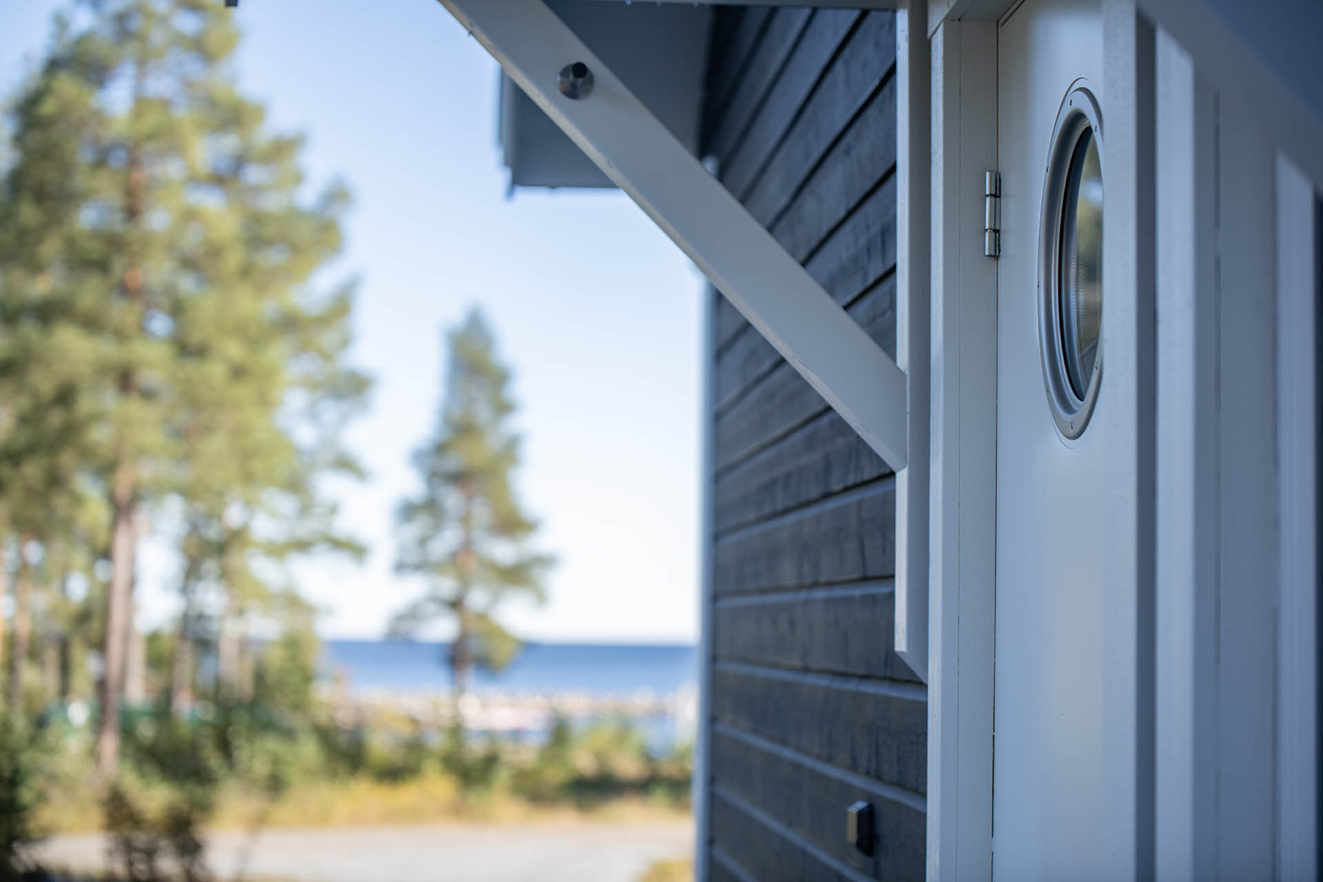 Dörr på fritidshus i Boviken