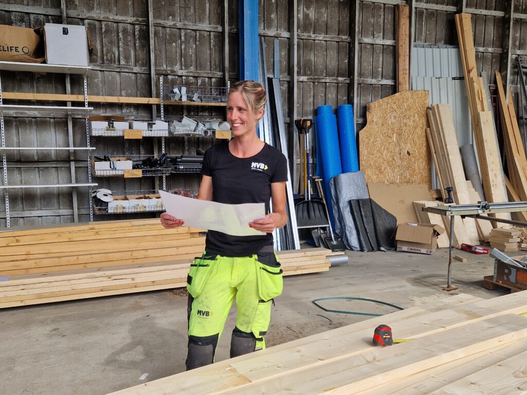 Snickaren Maria med en ritning i handen.